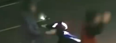 26岁孙子当街暴打失智奶奶：啃老啃到丧心病狂，是教育的失败还是人性的沦丧？