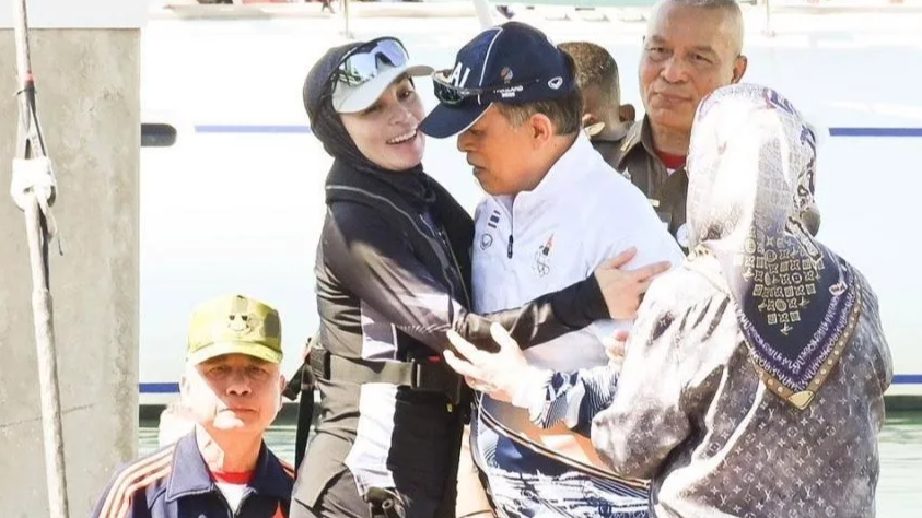 泰王后夺冠跪地接花，泰王罕见公开拥抱！王室“神仙爱情”背后有何深意？