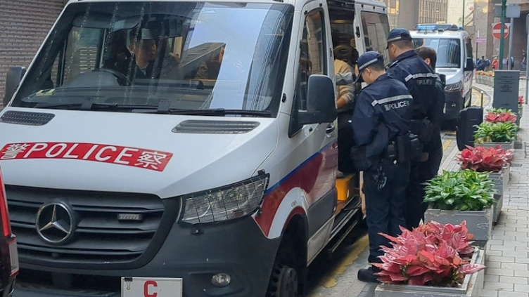 惊天劫案！香港闹市10亿日元被抢，43岁内地男子落网，背后竟牵出跨境黑幕？