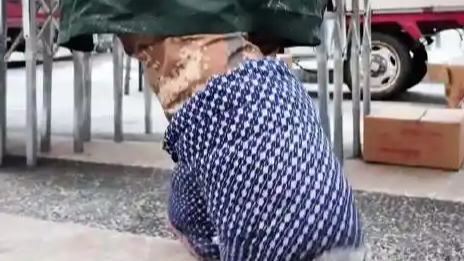 零下30℃的早市奇观:黑河商贩脚踩“巨无霸”棉鞋,100码鞋里藏着怎样的生存智慧?