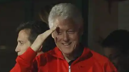 克林顿“浴缸照”引爆全网!30万页文件揭开爱泼斯坦案冰山一角,美国政商名流集体失眠?