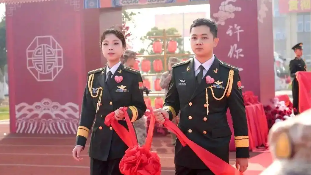 “00后”已能驾驭战鹰！陆军最年轻女飞行员蓝天下的“比翼双飞”