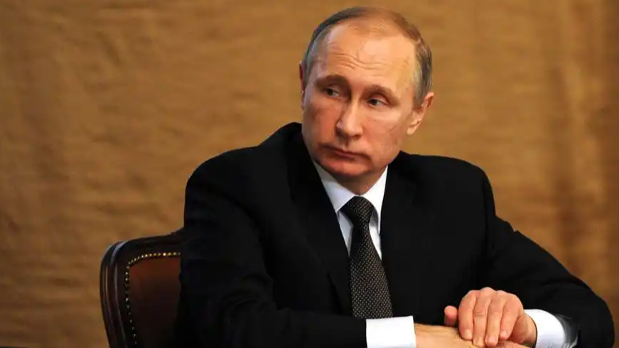 普京深夜“微服私访”莫斯科街头：手握方向盘的政治家，看见了什么？