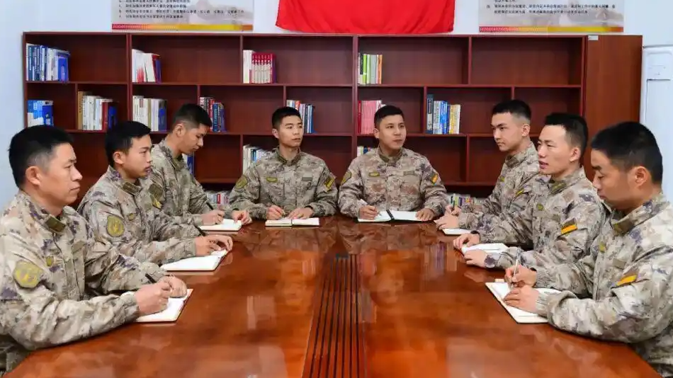 “优秀”的代价：当“一票否决”砸向两名尖子兵，我们看到了什么？