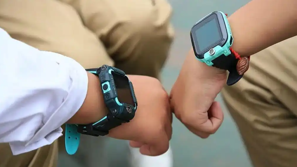 当“运动赞”成为童年货币：电话手表里，谁在制造孩子的虚荣江湖？