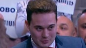 普京记者会惊现浪漫一幕！23岁记者举牌求婚，总统亲自“神助攻”引爆全网