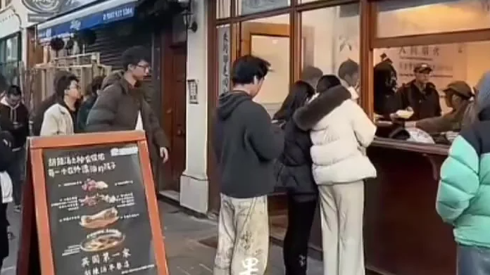 伦敦一碗胡辣汤卖130元！郑州小伙用“河南味”征服英国胃，是文化输出还是智商税？