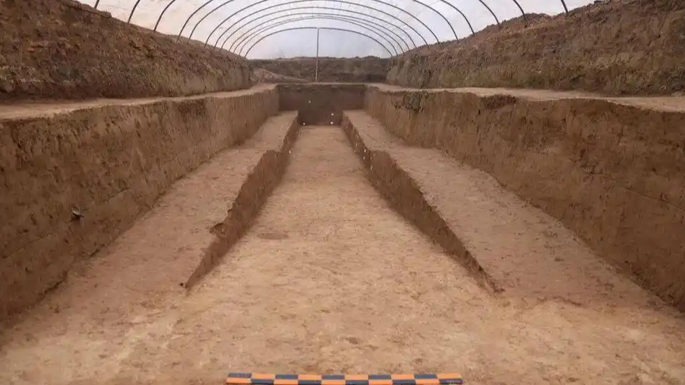 考古铲下惊现“悬浮宫殿”!阿房宫台基建在淤泥之上,颠覆千年想象