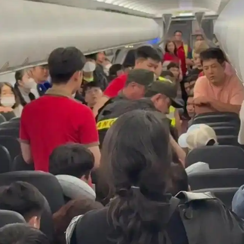 “飞机上撒泼被扒衣拖走！韩国男子骚扰越南女乘客，哭嚎视频全网疯传！”