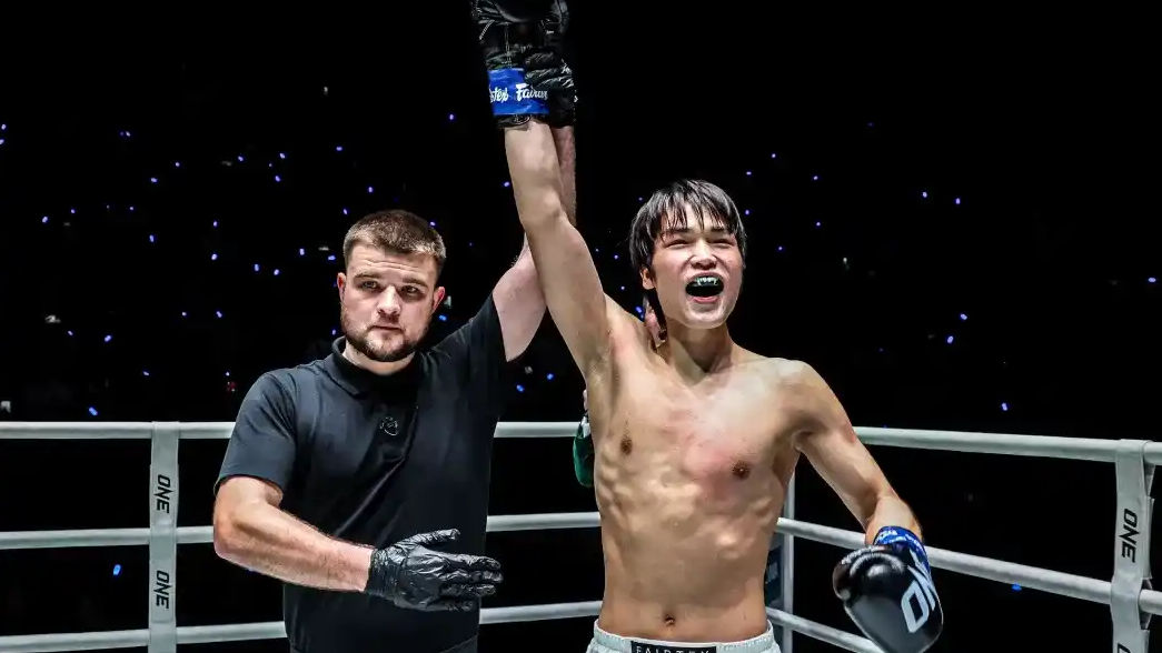 52秒!中国小伙闪电KO泰拳王,世界格斗版图被河南小子一拳打乱!