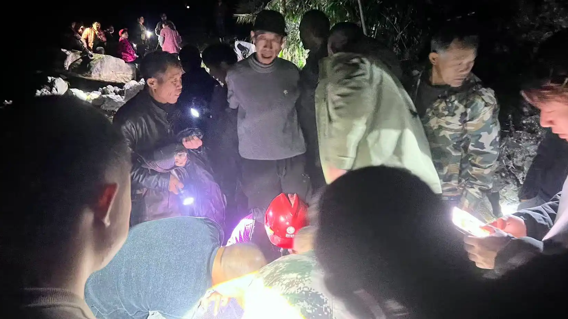 200斤村书记赤膊跳岩缝：这身“五花肉”，是基层干部最硬的铠甲