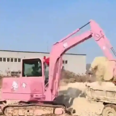 粉红铁臂破土而出！山东工地惊现“芭比挖掘机”，谁说硬核行业不能有少女心？