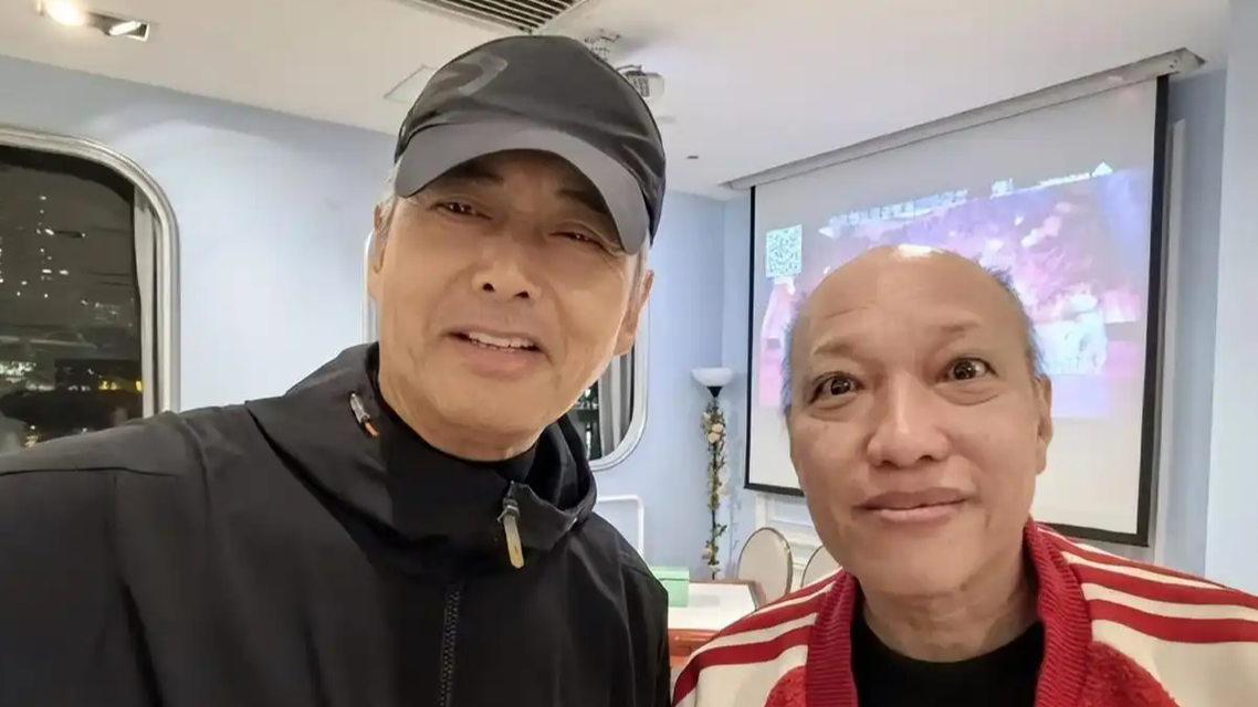 70岁周润发低调宴请近百名TVB旧同事：席地而坐的大合照，揭开了娱乐圈最稀缺的“人情味”