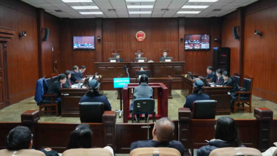 家门口的悲剧与正义的刻度:死刑缓期,精神病鉴定如何影响生死判决?