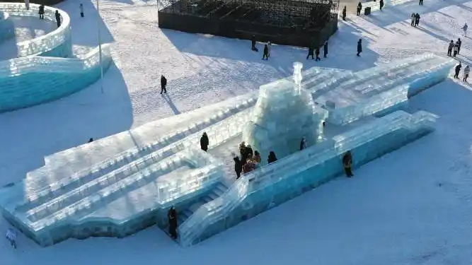冰雕福建舰震撼亮相哈尔滨!2000立方米的冰雪“大国重器”如何炼成?