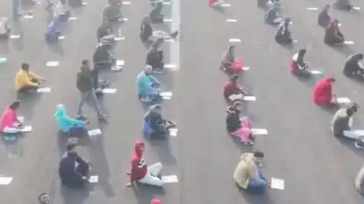 印度机场跑道变考场:8000人抢187个铁饭碗,卷到地上算什么?