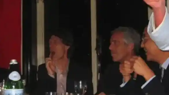 克林顿泳池密照曝光！爱泼斯坦案30万页档案揭开美国权贵圈最隐秘派对