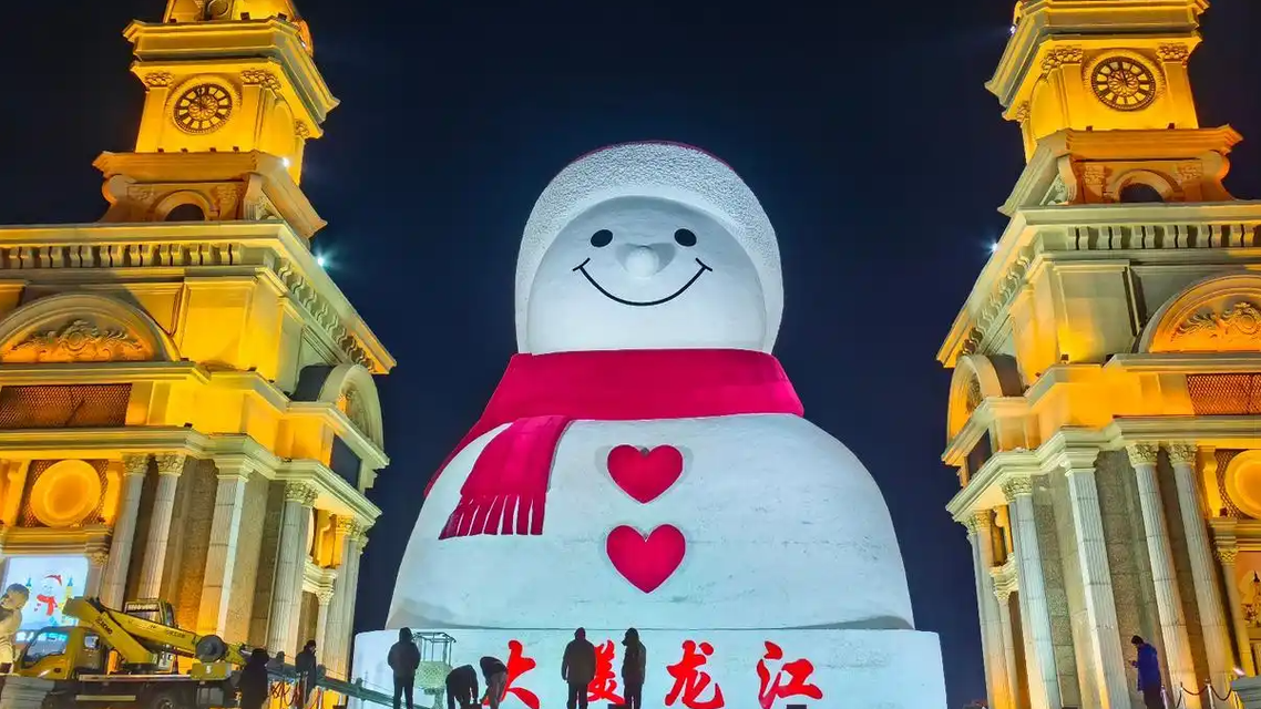 哈尔滨大雪人“穿雨衣”真相曝光:AI生成的雪人,真实的人心焦虑
